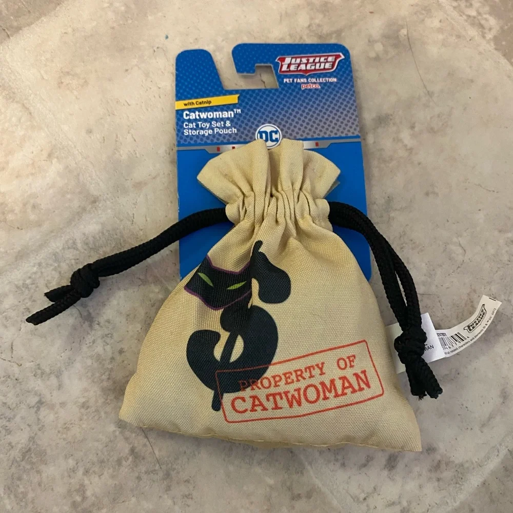 CAT TOY SET DC COMICS  2 DRAWSTRING POUCHES WITH 4 CAT TOYS IN EACH NWT CAT GIFT